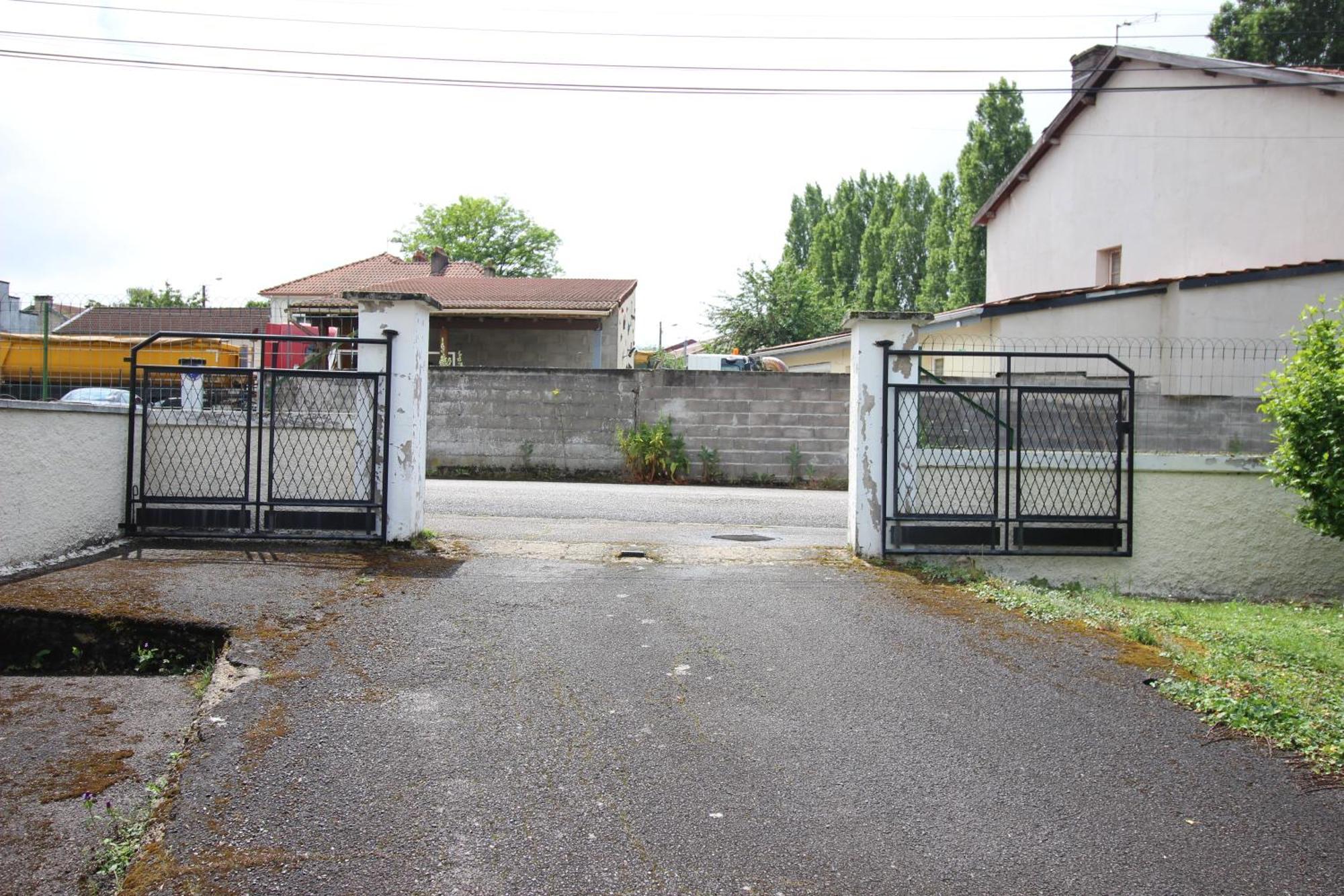 3 Chambres - Tres Grand Jardin Privee - Terrasse Privee - Garage Velo Et Moto - Parking Voiture Privee Dans La Propriete - Gere Par Presta-Zen'Services Thierville-sur-Meuse Exteriör bild